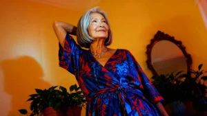 a 69 ans elle devient mannequin et devoile son incroyable secret anti age
