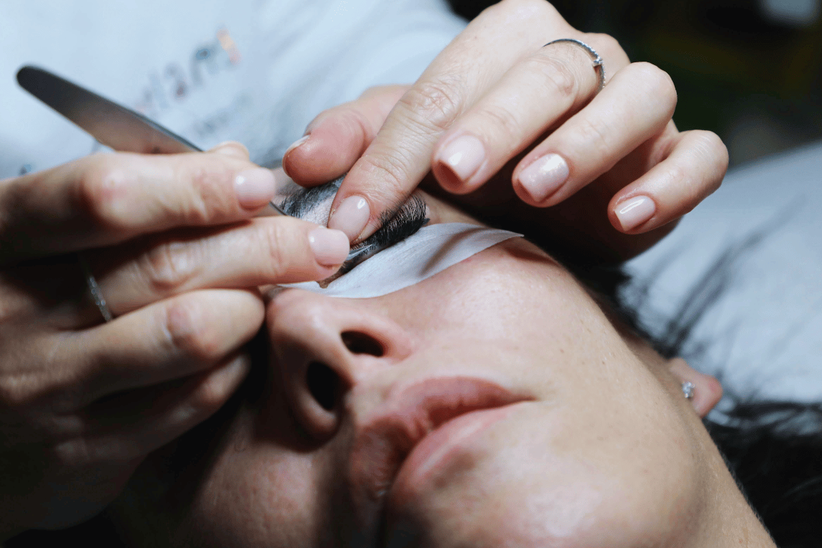 Quel est le matériel indispensable pour la pose d’extensions de cils ?