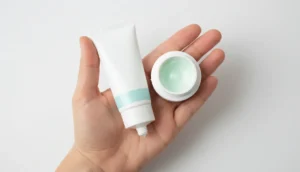 Main tenant crème et pommade génériques pour peau sèche, avis dermato