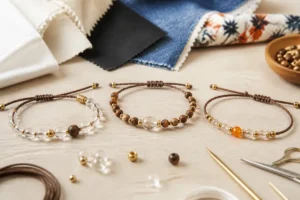 Trois bracelets fantaisie à faire soi-même avec perles translucides, bois, cordons bruns et accents dorés彩神争霸邀请码