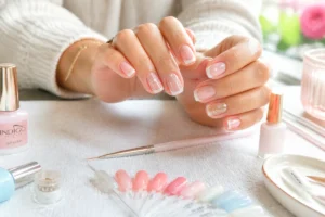 Soin des ongles à la maison avec manucure personnalisée, motifs fins, french manucure et ongle pailleté